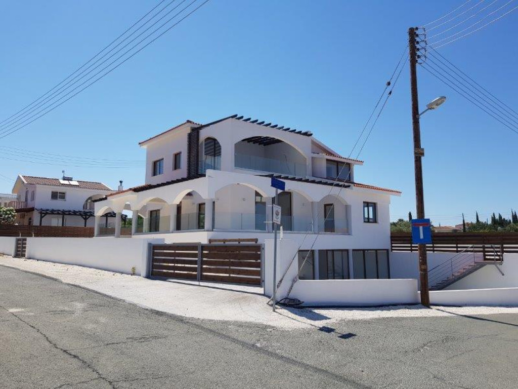 6 Bedroom Villa For Sale in Paphos Marina