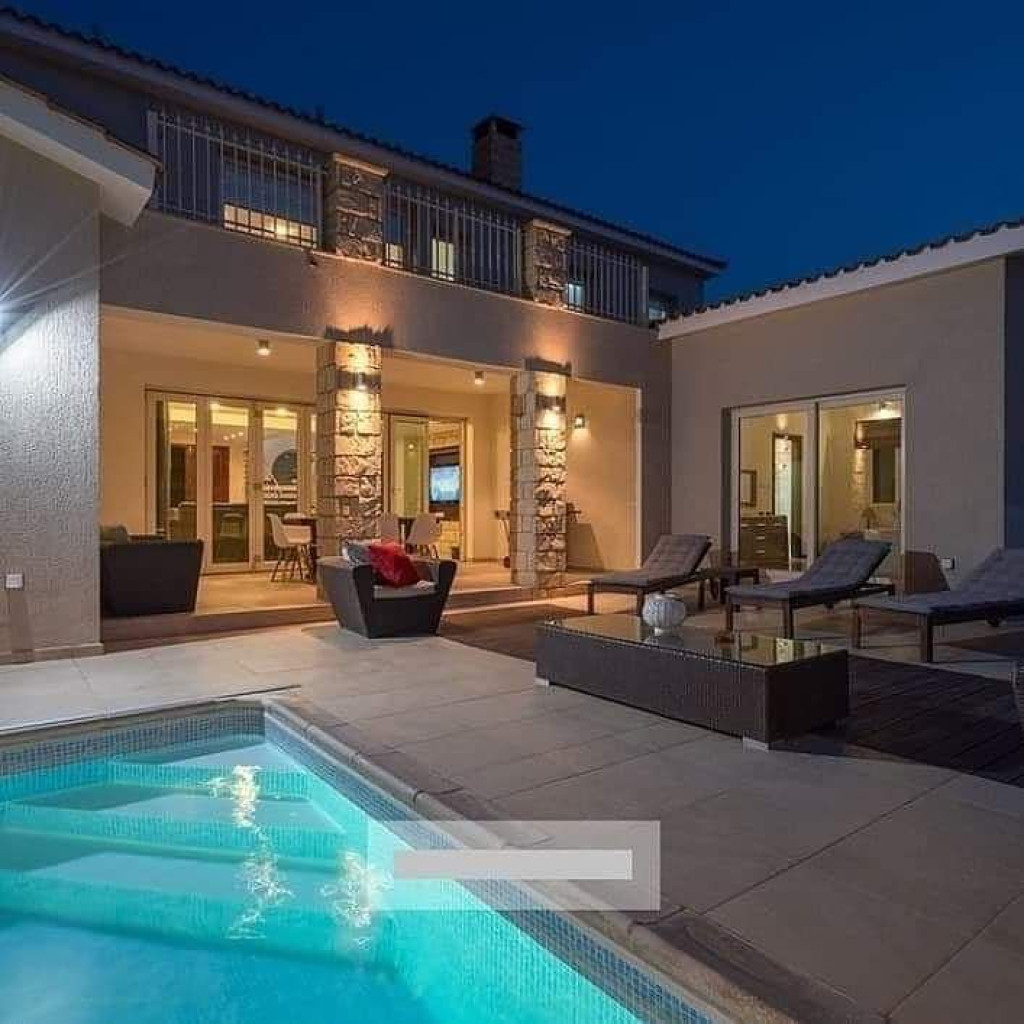 6 Bedroom House for Sale in Kato Paphos, Paphos