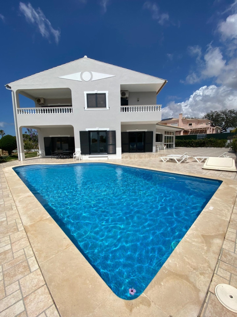 4 Bedroom Villa for Sale in Algarve, Portugal