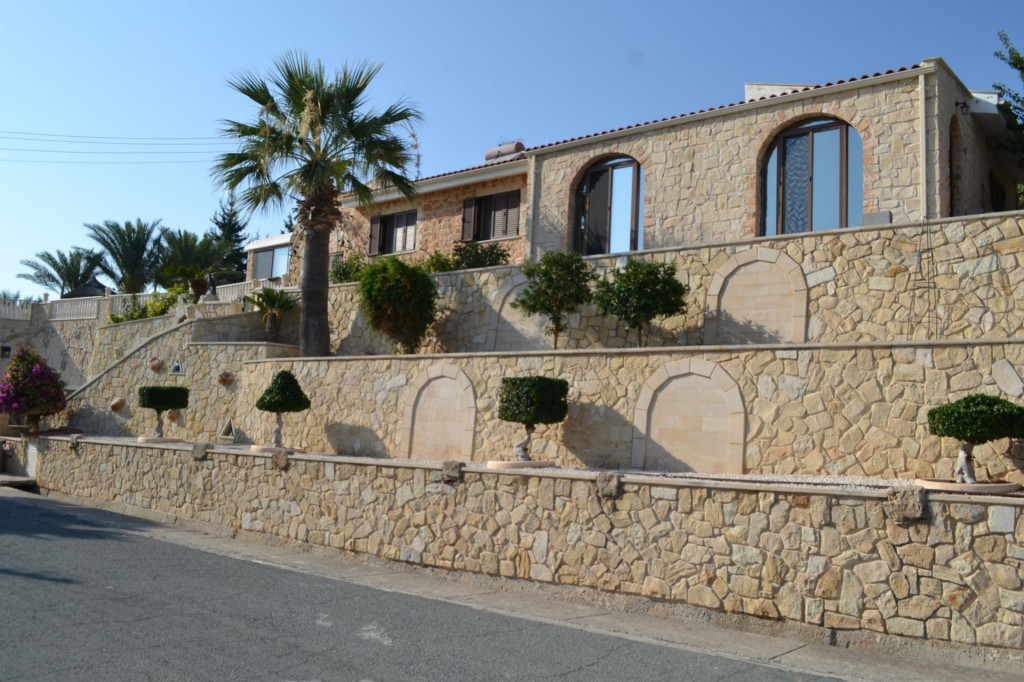 4 Bedrooms Villa for Sale in Tala Kamares, Paphos